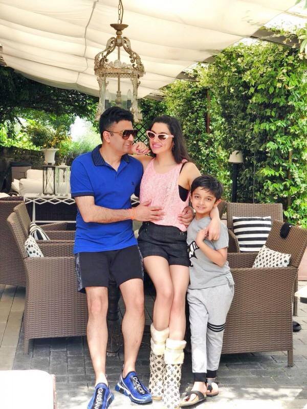 बता दें कि दिव्या खोसला कुमार की कुल संपत्ति लगभग 11 करोड़ रुपये है. और भूषण कुमार की कुल संपत्ति लगभग 350 करोड़ रुपये है. साल 2011 में, दिव्या और भूषण ने अपने बच्चे रूहान का स्वागत किया था.