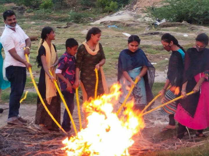 கரூர் : கொரோனாவின் பிடியிலிருந்து மக்கள் விடுபட தேங்காய் சுட்டு வழிபட்ட பெண்கள்..!