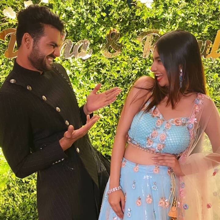 Vishal Aditya Singh and Anushka Sen made a goofy face while posing for the camera. (PIC Credit: Instagram)