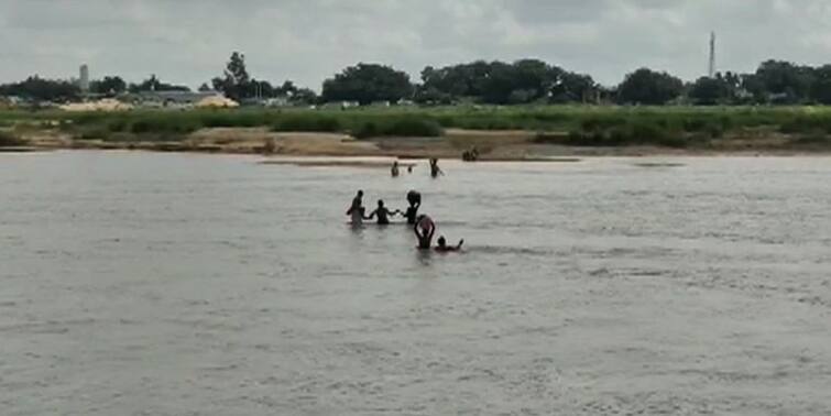 Kanksa Temporary bridge washed away , ferry service closed, People risk lives cross ajay river in west Burdwan বর্ষায় ভেসেছে সেতু, বন্ধ নৌকা, কাঁকসায় ঝুঁকি নিয়ে গলা জল পেরিয়ে অজয় নদ পারাপার