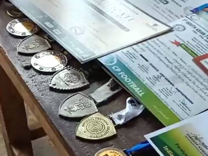 இந்திய கால்பந்து அணியின் கேப்டன்; ஏணி கிடைக்காமல் தேனியில் முடங்கிய பரிதாபம்!