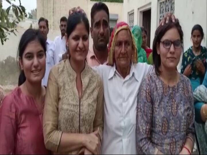 Three sisters passes Rajasthan Administrative Service Exam together father said daughters are not less than sons एक साथ तीन बहनों ने पास की राजस्थान एडमिनिस्ट्रेटिव सर्विस परीक्षा, पिता बोले- 'बेटियां भार नहीं, आधार हैं'  