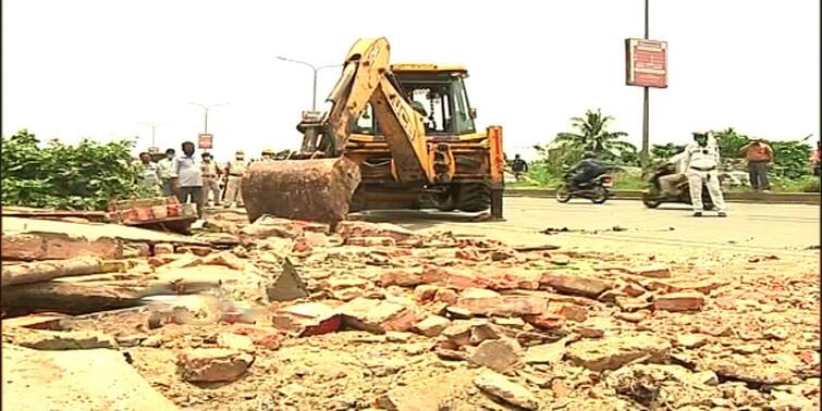 Police demolished illegal structures on both sides of Belgharia Expressway. Belgharia: বেলঘড়িয়া এক্সপ্রেসওয়ের দু'ধারের অবৈধ নির্মাণ ভেঙে দিল পুলিশ