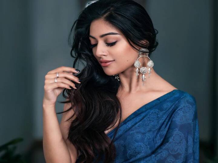 புடவையின் தேர்ந்த மடிப்பில் விசிறி வாழைகள்.. தோள்களில் ஆடும் கூந்தல் கரிசல் காடுகள்