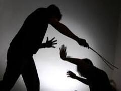 जमीन पर बिखरे गेहूं को बटोरकर घर ले जा रहा था बच्चा, चोरी का आरोप लगा हैवानों ने पेड़ से बांधकर पीटा