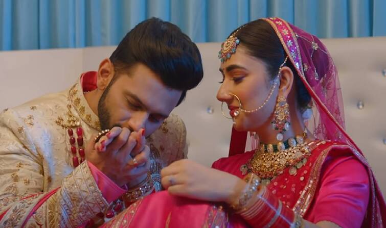 Dishul wedding Rahul Vaidya disha parmar cutting 5 tiercake Rahul Disha Wedding: રાહુલ વૈદ્ય અને દિશા પરમારના લગ્નની તસવીરો, બંને રોમેન્ટિક મૂડમાં જોવા મળ્યાં, જુઓ વીડિયો