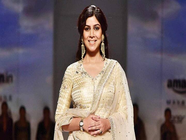 टीवी एक्ट्रेस साक्षी तंवर मीडिया रिपोर्ट के अनुसार भारत में सबसे अधिक भुगतान पाने वाली एक्ट्रेस में से एक हैं. साक्षी ने साल 1998 में दूरदर्शन के सीरियल ने अपने अभिनय की शुरुआत की थी. साक्षी तंवर ने सिल्वर स्क्रीन पर कई फिल्मों में भी काम किया है. यहां तक कि अपने सीरियल कहानी घर घर की के साथ साक्षी ने हर घर में अपनी अलग छाप छोड़ी थी. फिर इसके बाद बड़े अच्छे लगते हैं शो में राम कपूर के साथ उनकी जोड़ी को भी खूब पसंद किया गया था. मीडिया रिपोर्ट के अनुसार साक्षी तंवर हर एक एपिसोड के लिए 1.25 लाख रुपय अपनी फीस चार्ज करती हैं.