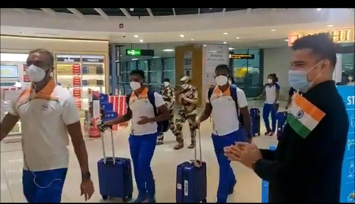 WATCH | Tokyo Bound India's Men & Women Hockey Team Receive Warm Welcome At IGI Airport | Tokyo2020 | Indian Hockey WATCH | Tokyo Bound India's Men & Women Hockey Team Receive Warm Welcome At IGI Airport