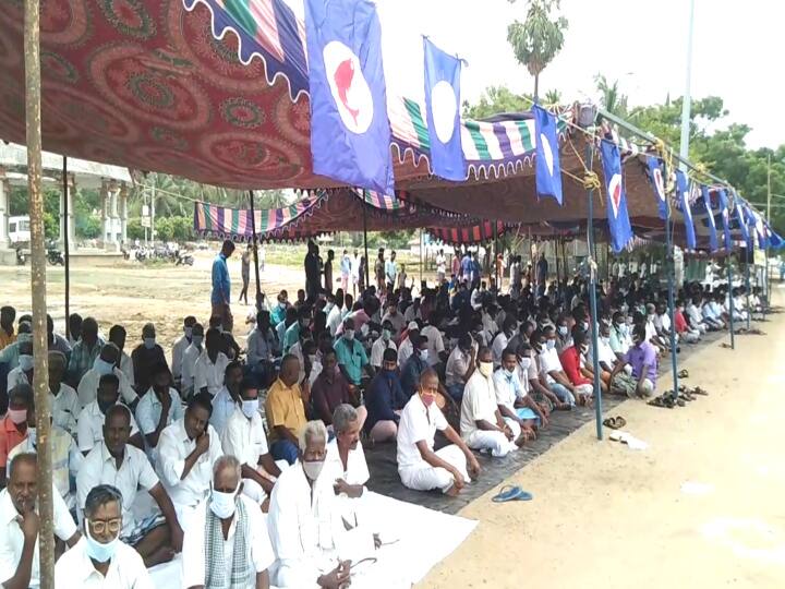 Mayiladuthurai 21 fishing villagers protest in fishing net issue சுருக்கு மடி வலை அனுமதி: 21 மீனவ கிராம மீனவர்கள் உண்ணாவிரத போராட்டம்!