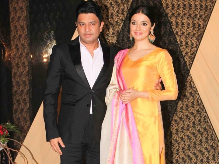 इसके बाद दिव्या ने बॉलीवुड में कदम रखा. उन्होंने पहले सलमान खान के साथ एक म्यूजिक वीडियो में काम किया था. फिर अनिल शर्मा के प्रोडक्शन में, अब तुम्हारे हवाला वतन साथियो में काम किया. फिल्म में अमिताभ बच्चन, अक्षय कुमार और बॉबी देओल भी थे.