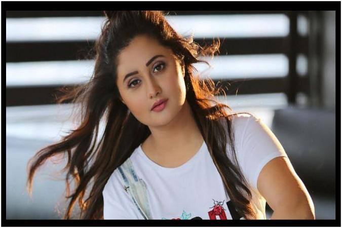 Rashmi Desai- एक्ट्रेस को जहां अक्सर बीएमडब्ल्यू में देखा जाता है, वहीं रश्मि देसाई ने पिछले साल अपने कलेक्शन में एक नई लग्जरी कार और जोड़ी. उन्होंने पिछले साल एक नई रेंज रोवर रखीदी थी. हालांकि कार के मॉडल की पहचान नहीं हो सकी है, इसी वजह से गाड़ी की कीमत के बारे में बताना थोड़ा मुश्किल है.