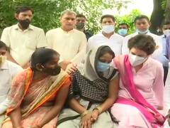 अभद्रता की शिकार हुई महिलाओं से प्रियंका ने की मुलाकात, कहा- मैं तुम्हारी बहन, हमेशा रहूंगी साथ  