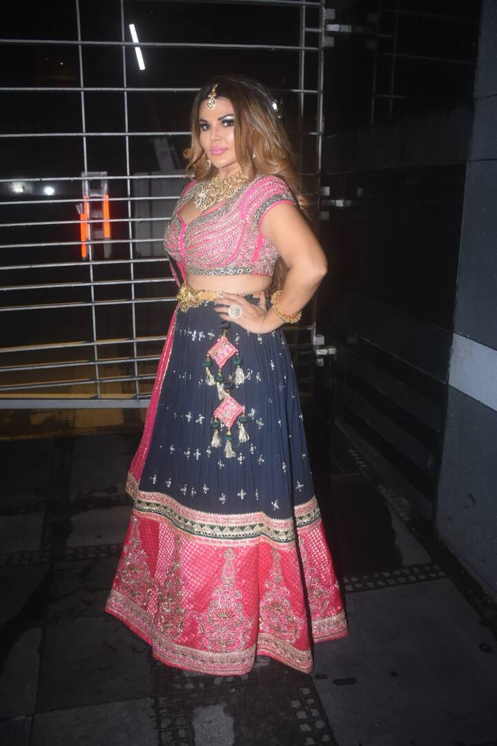 अपने ट्रेडिशनल अंदाज़ से राखी महफ़िल लूट ले गईं. वह लहंगे-चोली में काफी खूबसूरत दिखाई दे रही थीं.