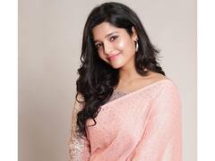 Actress Ritika singh  pics:  சிங்கப்பூர் சேலை என் செவத்த பொண்ணு மேல -   ரித்திகா சிங் போட்டோ ஷூட்