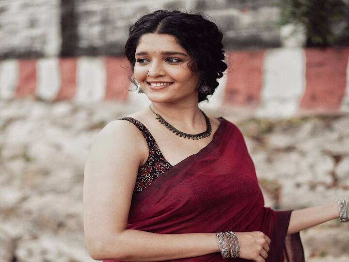 தமிழ் ( இறுதிச்சுற்று ), இந்தி (சாலா கடூஸ் ) மற்றும் தெலுங்கு (குரு) ஆகிய மூன்று மொழிகளில் ஒரே பாத்திரத்திற்காக அவர் மூன்று முறை பிலிம்பேர் விருதுகளைப் பெற்றார்.