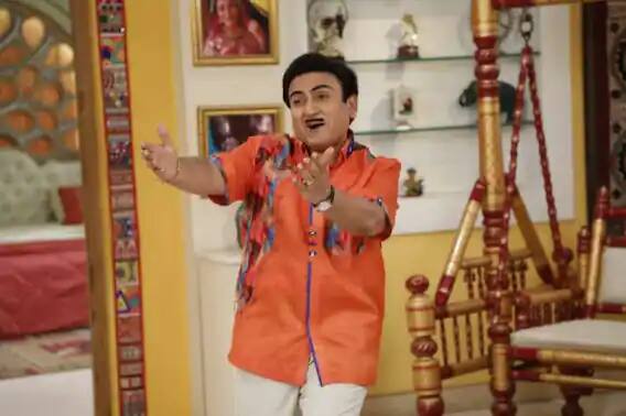 વીડિયોમાં દિલીપ જોશી કહી રહ્યાં હતા કે, જેઠાલાલનો રોલ સાઇન કર્યાં પહેલા મારી પાસે કોઇ જ કામ ન હતું. જે સિરિયલમાં કામ કરતો હતો તે ઓફ એર થઇ ગઇ હતી. તે ખૂબ જ મુશ્કેલી ભર્યો સમય હતો. હું આ સમયે ફિલ્ડ બદલવાનું વિચારતો હતો અને અચાનક તારક મહેતા કા ઉલ્ટા ચશ્માની ઓફર મળીને મારી કિસ્મત બદલાઇ ગઇ.