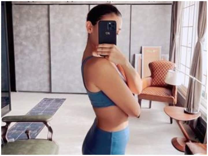 Aalia Bhatt took 40 days fitness challenge was seen in blue sports bra and leggings ब्लू स्पोर्ट्स ब्रा और लेगिंग में Aalia Bhatt ने शेयर की मिरर सेल्फी, फोन कवर पर दिखा रणबीर के लिए प्यार