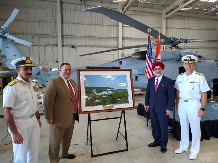 US Navy handed over 2 Romeo helicopters to the Indian Navy the deal was done during donald Trump visit ann अमेरिकी नौसेना ने अपने बेड़े के 2 रोमियो हेलीकॉप्टर्स भारतीय नेवी को सौपें, ट्रंप की यात्रा के दौरान हुआ था सौदा