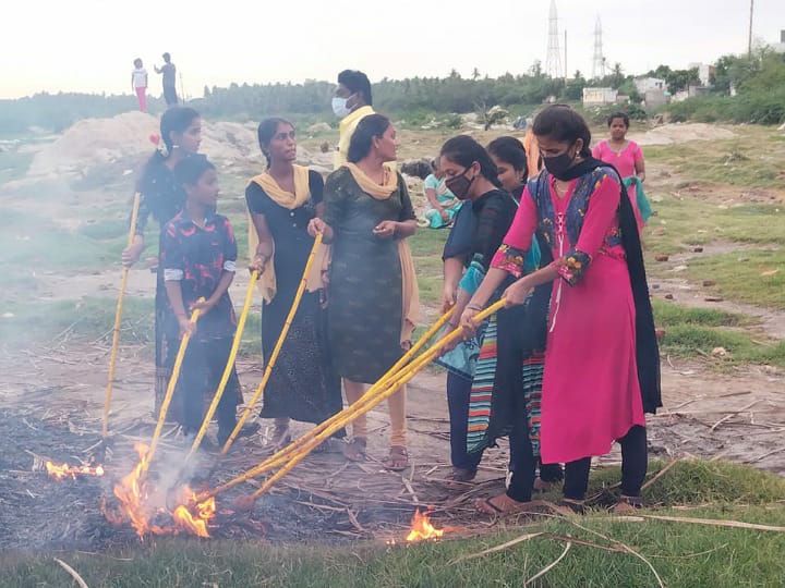 கரூர் : கொரோனாவின் பிடியிலிருந்து மக்கள் விடுபட தேங்காய் சுட்டு வழிபட்ட பெண்கள்..!