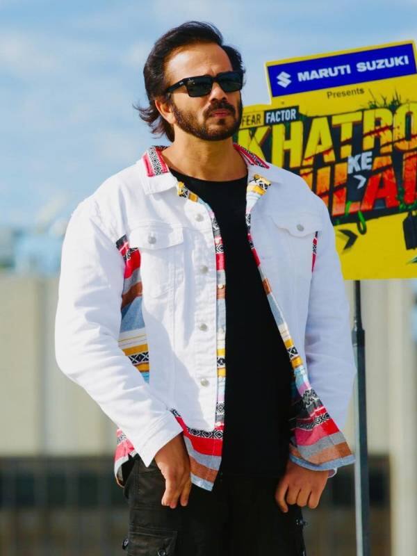 खतरों के खिलाड़ी को होस्ट करने वाले रोहित शेट्टी पांचवें सीजन से इसे लगातार होस्ट करते आ रहे हैं. प्राप्त जानकारी के मुताबिक वह प्रति एपिसोड 49 लाख रुपए लेते हैं.