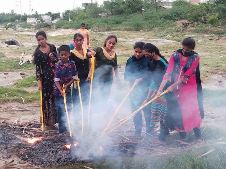 கரூர் : கொரோனாவின் பிடியிலிருந்து மக்கள் விடுபட தேங்காய் சுட்டு வழிபட்ட பெண்கள்..!