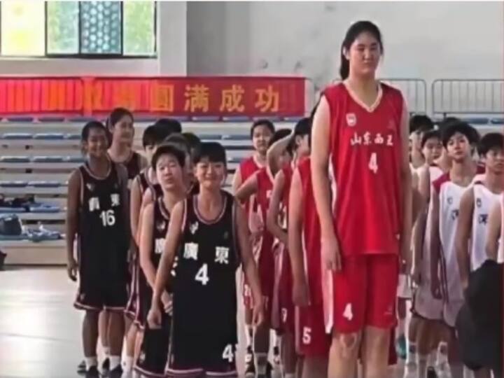 This Chinese basketball player went viral on Social media her hieght is more than 7 feet age is only 14 years, see video 7 फुट से ज्यादा लंबी इस बास्केटबॉल खिलाड़ी ने सोशल मीडिया पर मचाया तहलका, उम्र महज 14 साल, देखें वीडियो