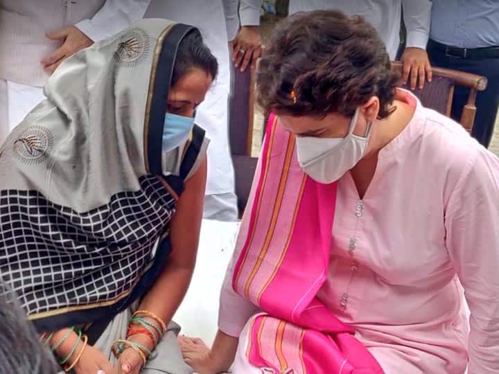 Congress Leader Priyanka Gandhi reaching Lakhimpur Kheri today प्रियंका गांधी ने की अनीता यादव से मुलाकात, ब्लॉक प्रमुख चुनाव के दौरान हुई थी अभद्रता