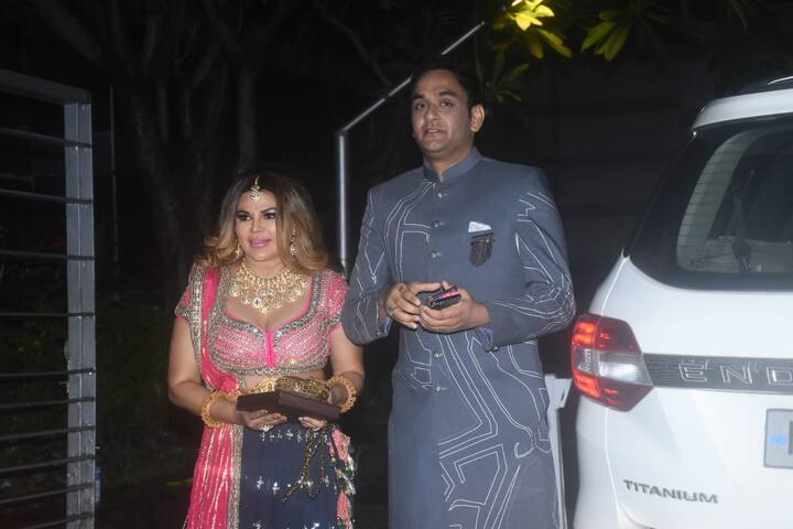 Rakhi Sawant and Vikas Gupta were all smiles while striking a pose for the camera. (PIC Credit: Manav Manglani)