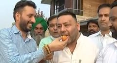 ਅੰਮ੍ਰਿਤਸਰ 'ਚ ਸਿੱਧੂ ਦੇ ਘਰ ਸਮਰਥਕਾਂ ਦੀ ਭੀੜ, ਮਠਿਆਈਆਂ ਵੰਡ ਕੇ ਖ਼ੁਸ਼ੀ ਕੀਤੀ ਸਾਂਝੀ