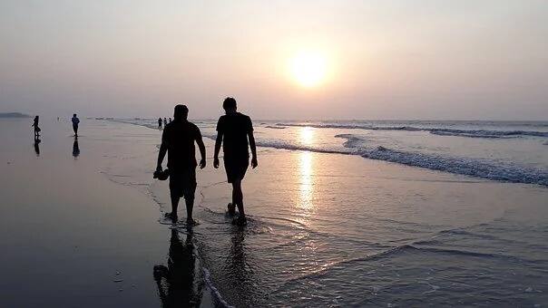 রাজ্যে কমছে দৈনিক সংক্রমণ, নিম্নমুখী মৃতের সংখ্যাও। এই আবহে ভিড় বাড়ছে পর্যটন কেন্দ্রগুলিতে। পর্যটকদের আনাগোনায় রীতিমতো গমগম করছে দিঘা। কোভিড বিধি অমান্য করেই সৈকতে ঘুরছেন পর্যটকদের বড় অংশ। অধিকাংশ পর্যটকেরই নেই মাস্ক। কার্যত গা ঘেঁষাঘেঁষি করে চলছে সমুদ্রস্নান। এই অবস্থায় সচেতনতায় জোর দিল পূর্ব মেদিনীপুরের কাঁথি মহকুমা প্রশাসন।