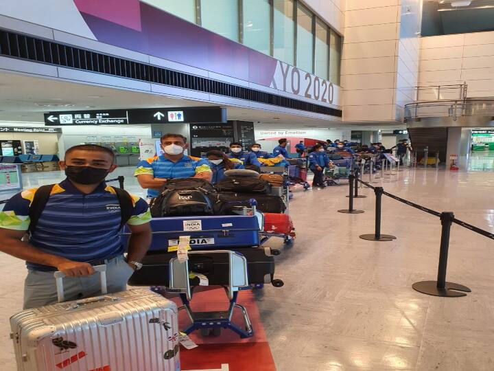 ओलंपिक खेलों में हिस्सा लेने वाले खिलाड़ियों को भी बेहद सख्त नियमों का पालन करना होगा. खिलाड़ियों को इवेंट खत्म होते ही मास्क पहनकर रखना होगा. टोक्यो में खिलाड़ियों को ओलंपिक मेडल भी खुद ही पहनने का आदेश जारी किया गया है.