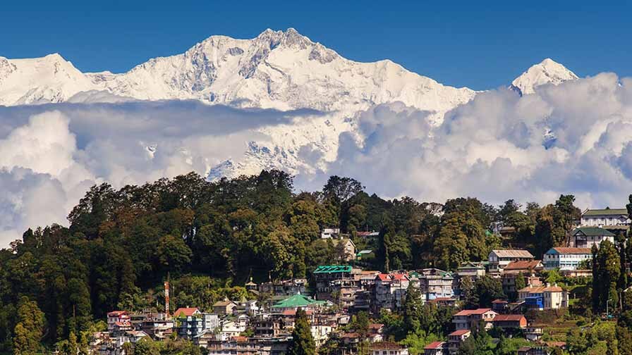 Darjeeling : মেঘলা আকাশ, বৃষ্টি, সবুজ শোভায় নয়নাভিরাম পাহাড়ের রূপ