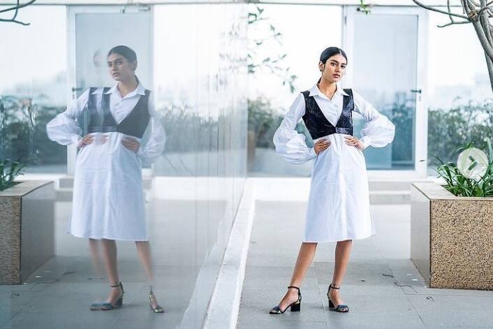 The ‘Ishaq’ actress puts the elegant look of modern age working woman at display. With extra pinch of sophistication, this look takes place in the list of ideal formal looks.