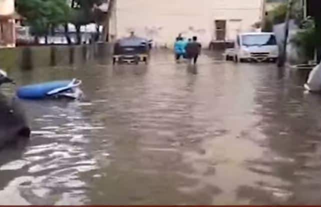 नालासोपारा भागात देखील जोरदार पावसानं रस्ते पाण्याखाली गेले होते.