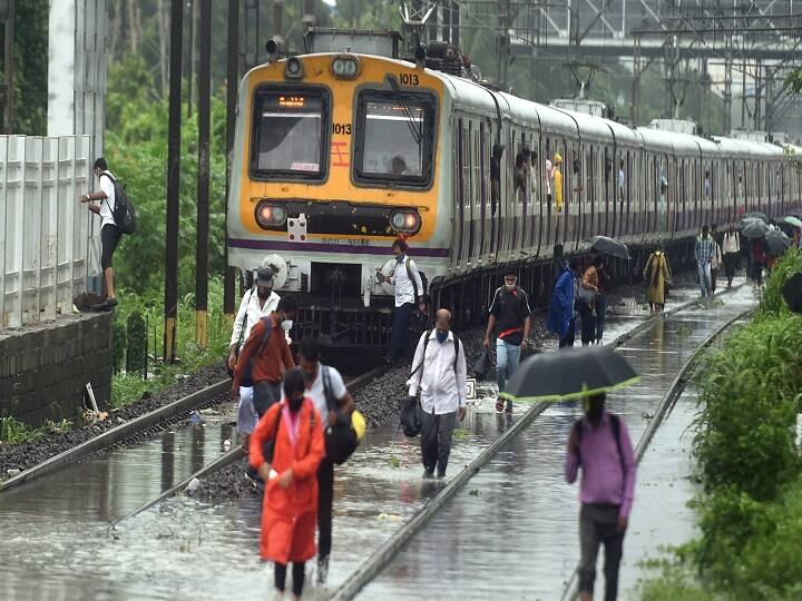 Maharashtra Rain LIVE Update Heavy rains in Mumbai and suburbs canceled several trains Mumbai Rain : मुंबईसह उपनगरात रात्रीपासून मुसळधार पावसाला सुरुवात, अनेक ट्रेन रद्द, लोकल सेवेवरवही परिणाम