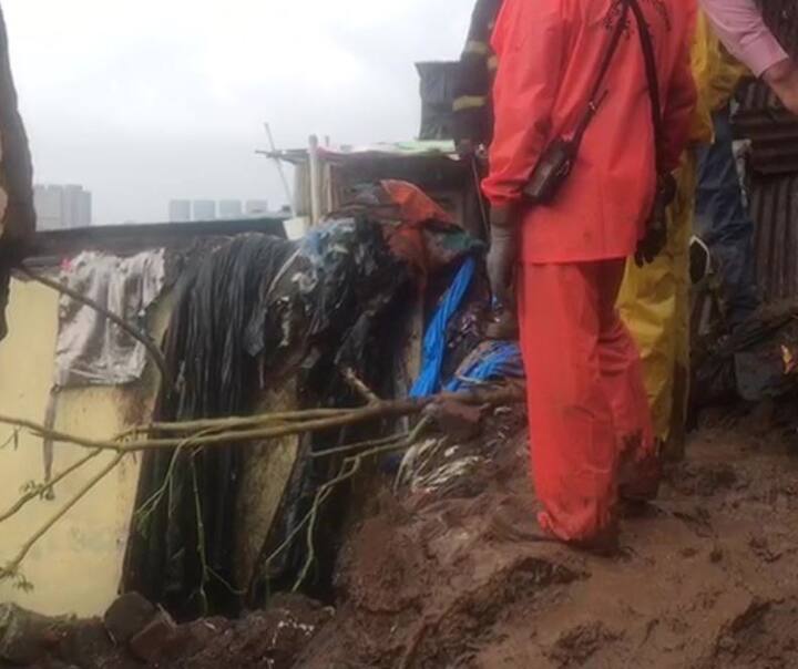 घटनेची माहिती कळताच एनडीआरएफचं पथक घटनास्थळी दाखल झालं असून बचावकार्य सुरू आहे. दरड कोसळू नये यासाठी बांधण्यात आलेली भिंतच घरांवर कोसळल्यामुळे ही दुर्घटना घडल्याची माहिती मिळत आहे.(Photo source- ANI)