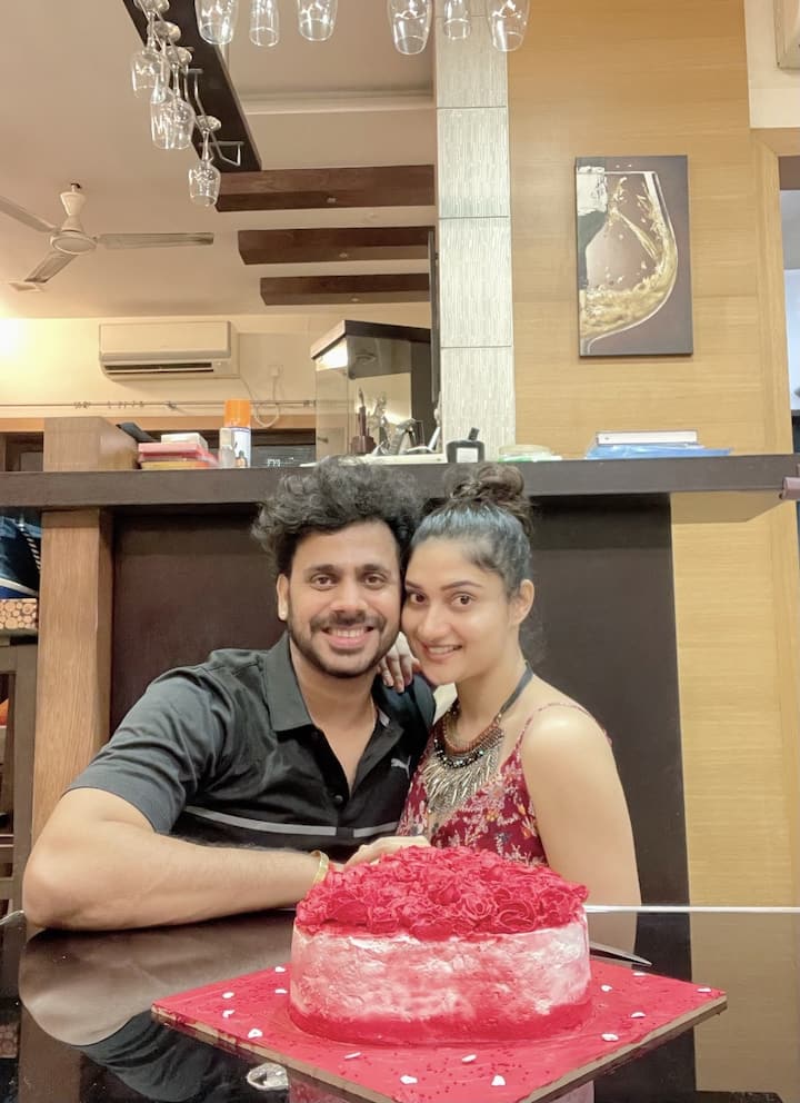 ক্রিকেটের ২২ গজের বাইরেও নতুন ইনিংস শুরু করেছেন মনোজ। তৃণমূল কংগ্রেসের হয়ে গত বিধানসভা নির্বাচনে প্রার্থীও হয়েছিলেন তিনি। শিবপুর কেন্দ্র থেকে ভোটে জিতেওছিলেন। এরপর মন্ত্রীত্বও পেয়েছেন।