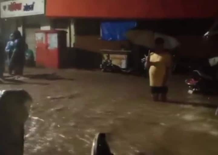 कांदिवली पूर्व भागामध्ये मुसळधार पावसानंतर घरांमध्ये मोठ्या प्रमाणारवर पाणी शिरलं.  (Photo source- ANI)