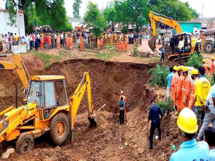 MP well accident 11 dead PM announced 2 lakh relief கிணற்றில் விழுந்த சிறுவன்... வேடிக்கை பார்த்த கும்பலால் இடிந்த கிணறு..  11 பேர் பலி!