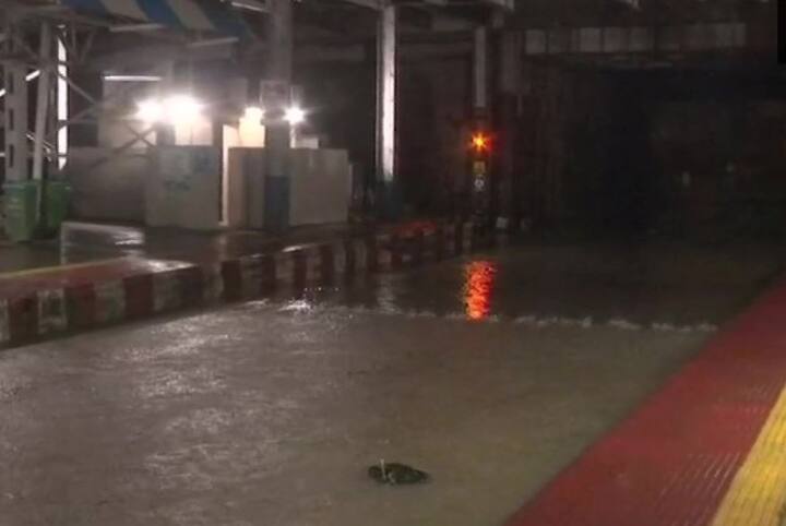 सायन रेल्वे स्थानक परिसरामध्ये रेल्वे ट्रॅक पाण्याखाली गेल्याचं चित्र दिसून आलं. (Photo source- ANI)