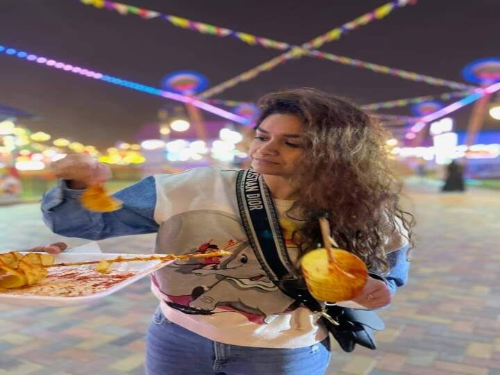 தற்போது ரஜினிகாந்த் நடிக்கும் அண்ணாத்த திரைப்படத்திலும் நடித்து வருகிறார்.