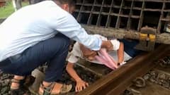 Kalyan railway station | कल्याण रेल्वे स्थानकावर रुळ ओलांडताना वृद्ध एक्स्प्रेसच्या खाली आला अन्..