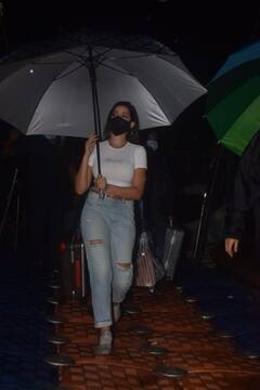 हाथ में बैग थामे, रेनकोट पहन ये किसके साथ बाइक पर बैठ फुर्र से निकलीं Nora Fatehi? देखते रह गए आस-पास के लोग