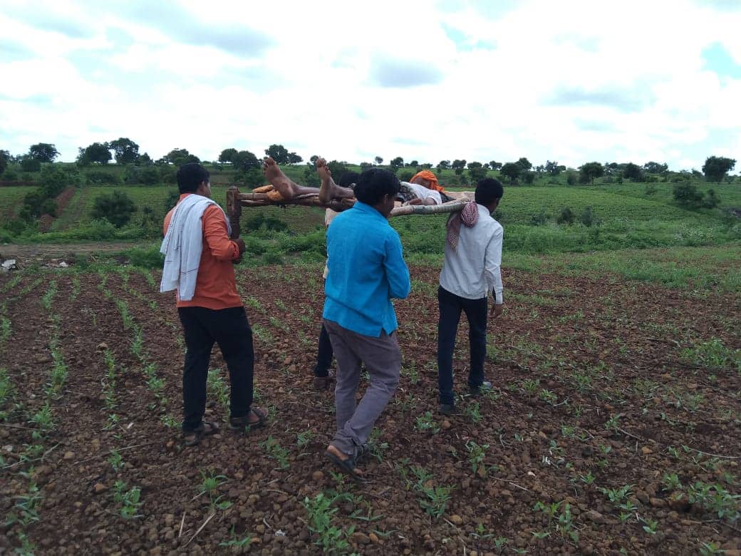 नांदेड जिल्ह्यातील सोनानाईक व मुन्नानाईक तांड्यावर रस्त्याअभावी अनेक गरोदर माता व रुग्णांचा दुर्दैवी मृत्यू Even after 70 years of independence, there is no road at Sonanaik and Munnanaik Tanda in Nanded district नांदेड जिल्ह्यातील सोनानाईक व मुन्नानाईक तांड्यावर रस्त्याअभावी अनेक गरोदर माता व रुग्णांचा दुर्दैवी मृत्यू