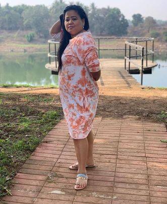 इसके बाद भारती ने बताया कि, जब मैं ऊपर बने एक कमरे में ऑडिशन के लिए गई. जब वहां जाकर उन्होंने दरवाजा खटखटाया तो डायरेक्टर निक्कर और वेस्ट में ही कमरे का दरवाजा खोलने आया. तब मैंने ये तो पूरी तैयारी में है. तब मैंने सोचा हाय ये तो ऐसे ही करते हैं छोटे शहर की लड़कियों को लाते हैं झांसा देते हैं.