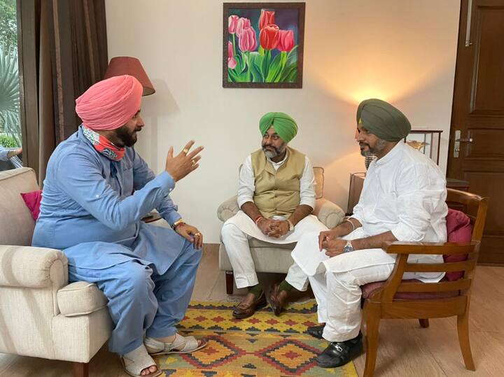 ਇਸ ਦੌਰਾਨ ਖੰਨਾ ਦੇ ਹਲਕਾ ਵਿਧਾਇਕ ਗੁਰਕੀਰਤ ਸਿੰਘ ਕੋਟਲੀ ਨੇ ਨਵਜੋਤ ਸਿੰਘ ਸਿੱਧੂ ਦਾ ਨਿੱਘਾ ਸਵਾਗਤ ਕੀਤਾ।