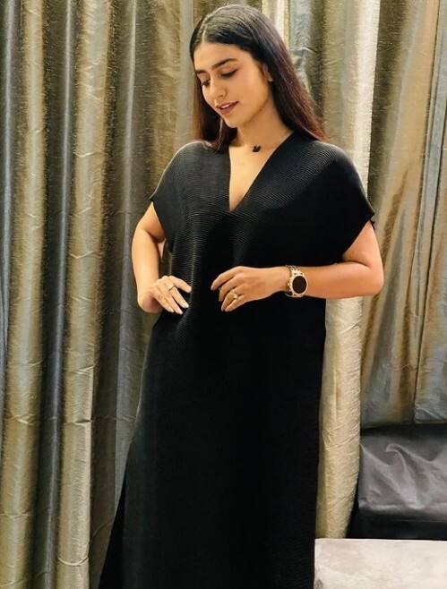 A stylish kaftan dress styled with straight hair gives her a perfect get up for the promotional event of her upcoming film 'Ishaq'.