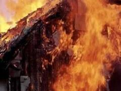 जमीनी विवाद में दबंगों ने मारपीट कर छप्पर में लगाई आग, पीड़ित बोला- पुलिस ने नहीं की कार्रवाई 