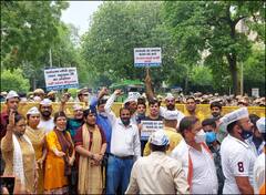 बीजेपी के खिलाफ सड़क पर उतरे AAP के कार्यकर्ता, सुंदरलाल बहुगुणा पर दिए बयान के लिए माफी की मांग की