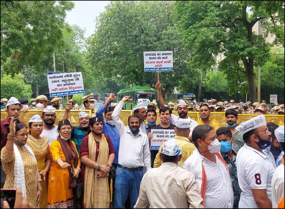 बीजेपी के खिलाफ सड़क पर उतरे AAP के कार्यकर्ता, सुंदरलाल बहुगुणा पर दिए बयान के लिए माफी की मांग की बीजेपी के खिलाफ सड़क पर उतरे AAP के कार्यकर्ता, सुंदरलाल बहुगुणा पर दिए बयान के लिए माफी की मांग की